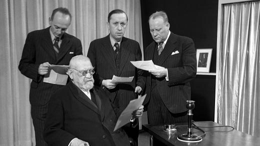 Vysílání mírového poselství světu (sedící František Křižík, zleva stojící Otakar Matoušek, Karel Čapek a Vincenc Lesný)