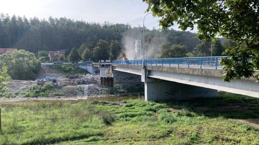 V Sázavě začíná demolice mostu z roku 1977. Nahradí ho nový