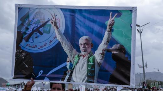 Palestinský vůdce Hamásu v Pásmu Gazy Jahjá Sinwár na plakátu jednoho z demonstrantů v Jemenu