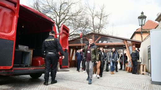 Kontroly na vstupech do areálu Pražského hradu byly zavedeny v roce 2016