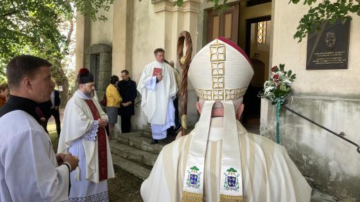 Antonín Bořek-Dohalský byl šlechtic a kněz, který před 100 lety sloužil v Hluboši na Příbramsku. Na tamním kostele jeho osobnost nově připomíná pamětní deska