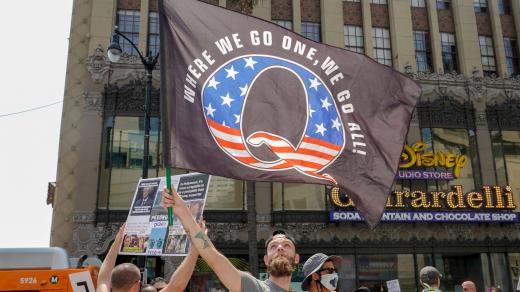 QAnon. Srpnová demonstrace v Los Angeles