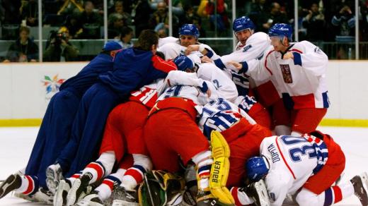Tým hokejistů ČR po vítězství v Naganu 1998
