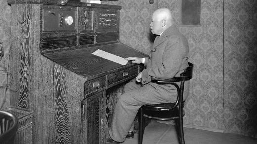 Adolf Dobrovolný v hlasatelně Národního domu (dvacátá léta)