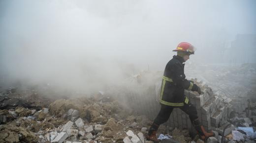 Záchranářské jednotky po raketovém útoku v Charkově na Ukrajině