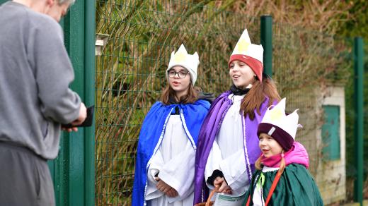 Koledníci obchází domácnosti při Tříkrálové sbírce České katolické charity