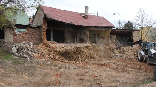 Bourání domu v areálu hospice na olomouckém Svatém Kopečku
