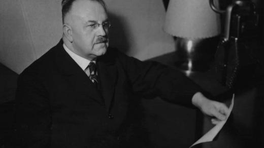 Miloslav Hýsek u rozhlasového mikrofonu.jpg