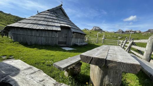 Je tady asi dvě stě salaší. Jen pár desítek z nich si dnes můžou pronajmout turisté. Většina je dodnes určená pastevcům