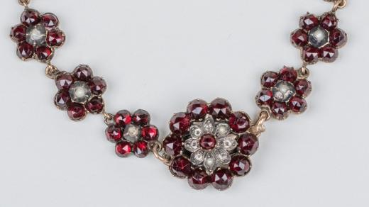 Detail náramku Boženy Němcové