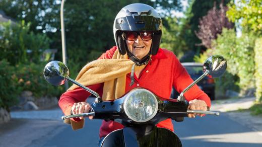 Seniorka na skútru