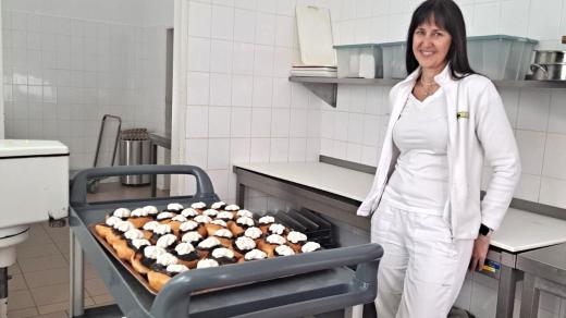 Kuchyně domova pro seniory v Blatné, na snímku vedoucí Martina Bláhová