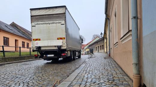 Doprava v Brtnici stále jezdí po cestě dlážděné kostkami