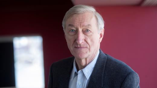 Anglický spisovatel Julian Barnes na Festivalu Kosmopolis v Barceloně v roce 2019