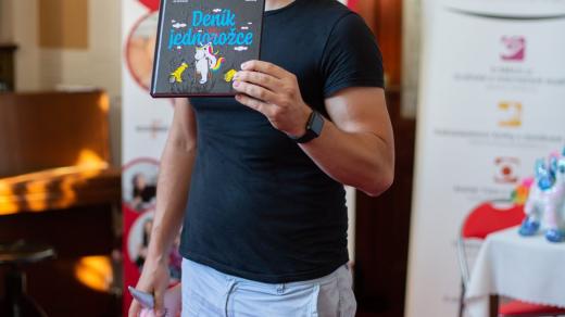 Jiří Švihálek pokřtil knihu Deník jednonožce. V ní zábavnou formou popisuje nejtěžší okamžiky. Po nehodě, kterou nezavinil, přišel o nohu