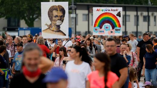 Demonstrace proti koronavirovým opatřením v německém Stuttgartu, 9. května 2020
