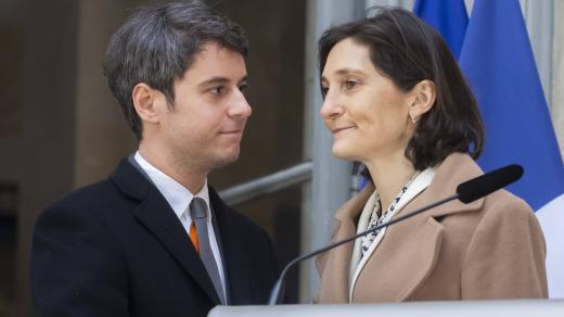 Francouzský premiér Gabriel Attal a ministryně pro sport, mládež a olympijské hry Amélie Oudéa-Casterová
