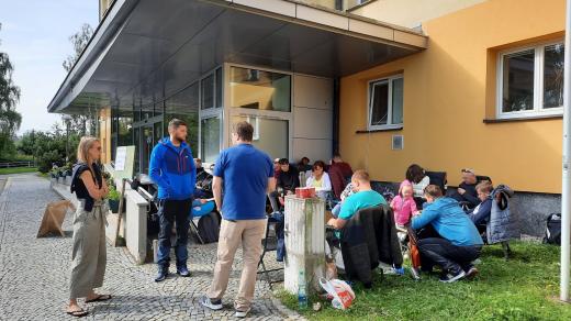 Čekání před radnicí ve Žďáru nad Sázavou na prodej pozemků