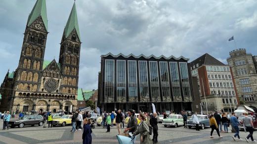 Přehlídka krásných historických vozů v centru Brém