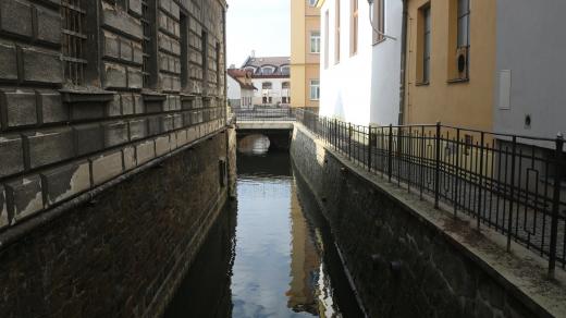 Koryto Nečízu za radnicí v ulici Šerhovní