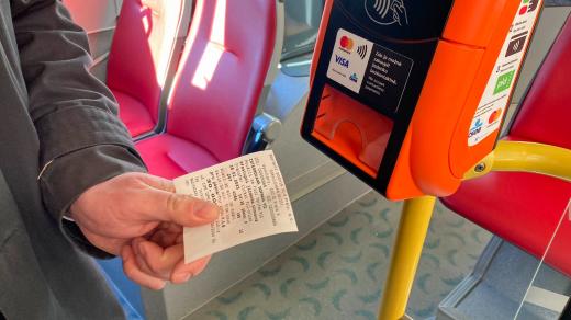 Bezkontaktní terminály pro nákup jízdenek fungují i v autobusech