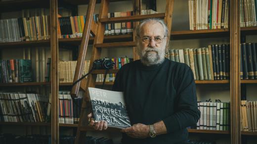 Severočeské muzeum vydalo knihu fotografií Petra Šimra s názvem Portrét města. Publikace je fotografickým dokumentem o životě a době v Liberci od 70. let až do současnosti