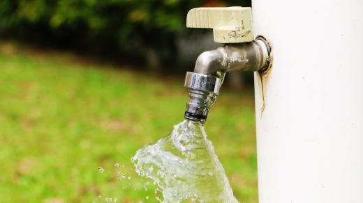 Vodovodní kohoutek, voda, zahrada