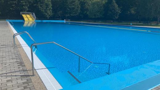 Ve Vamberku po dvou letech otevřeli venkovní koupaliště s opraveným bazénem a novou skluzavkou