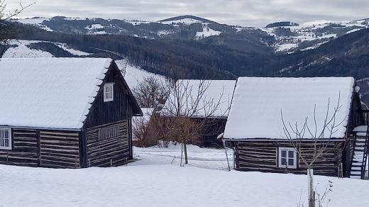 Areál s domem poslední žítkovské bohyně s výhledem do okolních kopců