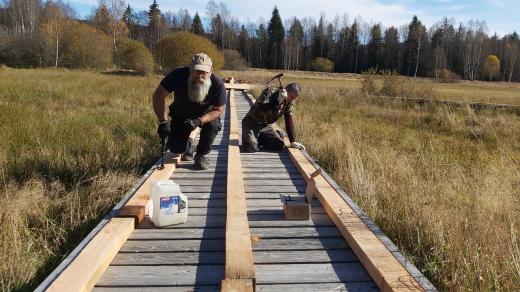 Stavba povalového chodníku na Chalupskou slať na Šumavě
