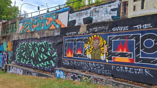 Legální sprejerská plocha v Lochotínském parku