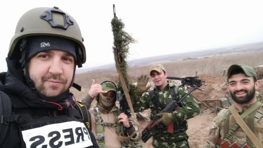 Forró na frontě s gruzínskými dobrovolníky při jedné ze svých cest na východ Ukrajiny, rok 2017.