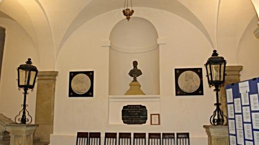 Pamětní deska, za níž je pohřbeno srdce arcibiskupa Rudolfa Jana