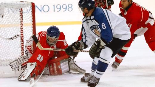 Brankář Dominik Hašek zasahuje před finským útočníkem na olympijských hrách v Naganu 1998