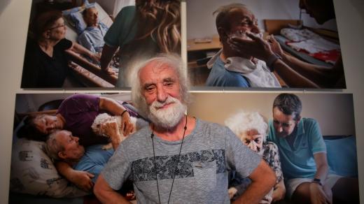 Profesor fotografie Jindřich Štreit navštívil táborskou Galerii Auritus, do níž přivezl nový soubor fotografií "...S láskou". Ten odhaluje prostředí hospicové péče