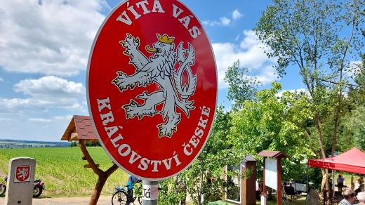 Mezi Sirákovem a Újezdem na Žďársku býval hraniční přechod mezi Čechami a Moravou