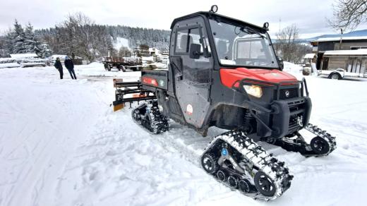 Rolba, která upravuje trasy pro běžkaře v okolí Prachatic