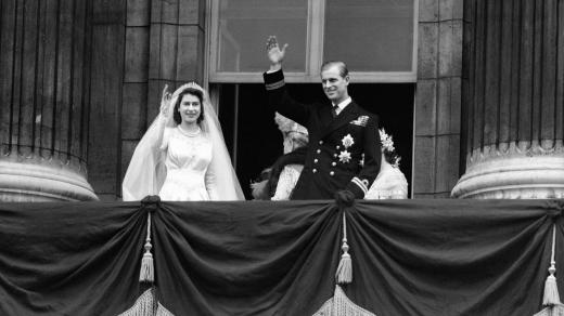Alžběta II. se svým novomanželem Philipem zdraví davy po svatebním obřadu, 20. listopad 1947