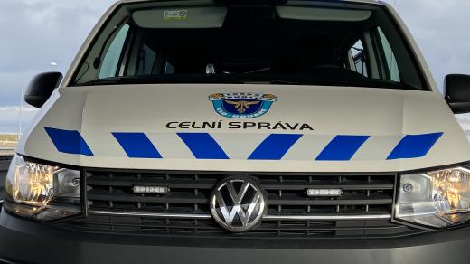 Celní správa kontroluje placení mýtného na dálnici D11