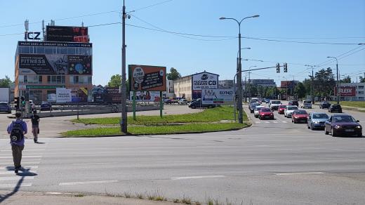 Mnoho reklamních billboardů na jednom místě je například u silnice na Dlouhé louce