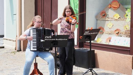 Při akci ZUŠ open ukazují žáci základních uměleckých škol co se naučili přímo v ulicích
