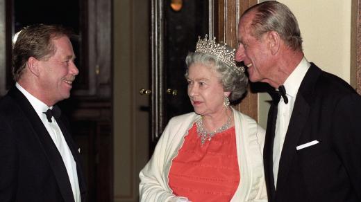 Prezident Václav Havel, britská královna Alžběta II. a princ Filip po koncertě v Národním divadle v Praze 28. března 1996
