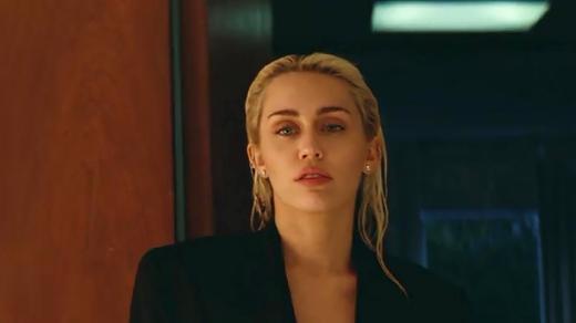 Miley Cyrus v klipu k písni Flowers
