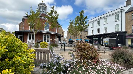 V Poundbury žije asi pět tisíc lidí