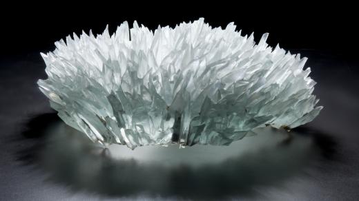 Klára Horáčková: Ostrorep, 2003, stavené střepy tabulového skla, Vysoká škola uměleckoprůmyslová v Praze