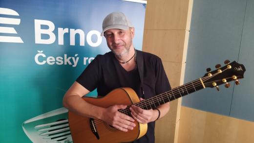 Muzikant Tony Joch ve studiu Českého rozhlasu Brno