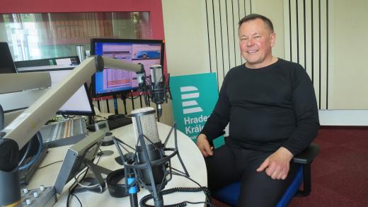 Miloslav Hronek ve studiu Českého rozhlasu Hradec Králové