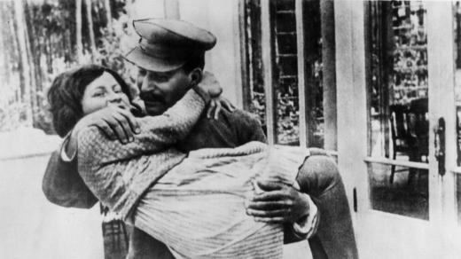 Světlana Allilujevová a její otec Josif Vissarionovič Stalin v roce 1936