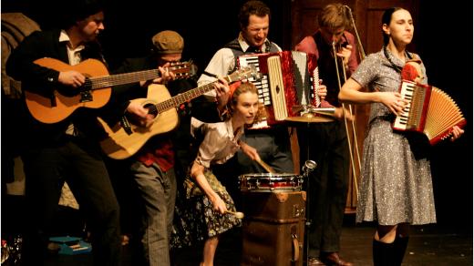 Z inscenace Konec všeho, navždy; Iva a Kjell Mobergovi