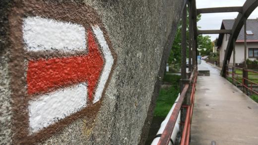 Stará lávka přes Orlici dostala od radnice v Žamberku červenou